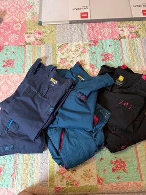 Wonderflex Women's Scrub Pants - Teal, Navy & Black with zip pockets.  Can split